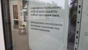 Äppelbackens servicecenter i Borgå har länge hållit stängt på grund av coronaviruset. Text i fönstret om att Äppelbackens servicecenter är stängt på grund av coronapandemin.