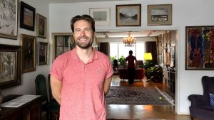 Valtteri Raekallio, konstnärlig chef för Raekallio corp har valt att valt att ta in bara 20 åskådare till dansföreställningen Kehys-Frame på Konstnärshemmet Kirpilä. Dansaren och koreografen Valtteri Raekallio står i ett konstnärshem.