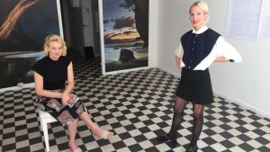 Konstnärerna Tia Hassinen och Helena Alexandrova på galleriets bottenplan som liknar vilken utställning som helst. Två kvinnor i ett galleri. Konstnärerna Tia Hassinen och Helena Aleksandrova.