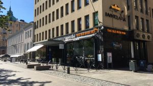Det var under veckoslutet 7-9 augusti som coronaviruset började spridas på The Old Irish Pub i Vasa. Kunder från flera olika sällskap smittades och för säkerhets skull genomgår personalen coronatest medan puben är stängd. Gatuvy från Vasa centrum med fokus på fasaden på The Old Irish Pub.