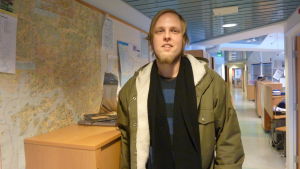 Jonas Ahlskog tycker att cancel-kulturen rimmar illa med öppen demokrati och kritisk debatt eftersom man hoppar över diskussionen. Vit man med ljust hår och skägg står inomhus med jacka och halsduk framför en karta på en vägg.
