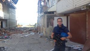 Antti Kuronen har rapporterat från flera krigsdrabbade områden. Den här bilden är från östra Ukraina och visar spår av rysk beskjutning. Antti Kuronen på beskjuten gata i östra Ukraina.