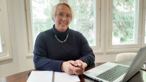 Camilla Wikman säger att det finns många produkter som måste tillverkas i plast. Kvinna vid dator.