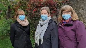 Klienthandledare Satu Ojanen, ledande socialarbetare Mikaela Turpeinen, klienthandledare Jaana Halonen. Alla arbetar inom Helsingfors stad. Satu Ojanen, Mikaela Turpeinen och Jaana Halonen, socialarbetare vid Helsingfors stad.