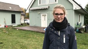 Jessica Abrahamsson i Mariehamn blev permitterad för sammanlagt ett år. Ung, permitterad kvinna i Mariehamn vid sitt hus