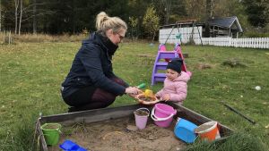 Permitterade Jessica Abrahamsson har både funderat på framtida yrken och suttit med sin tvååriga dotter Elsa vid sandlådan under det senaste halvåret. Ung kvinna med sitt barn vid sandlådan
