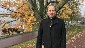 Anders Ekström, vd för Ålands näringsliv, påpekar att Åland är i en speciellt svår situation till följd av Finlands regerings coronarestriktioner. Ålands näringslivs vd vid hamnen