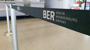 Berlin-Tegel 2018. Ännu ingen ny flygplats, men nog band för avspärrning. Avspärrningsband inne i terminalen vid flygplatsen Berlin-Tegel