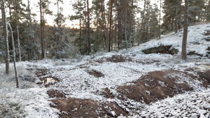 Det kommer att finnas restaurang och toaletter i huvudbyggnaden på 100 kvadratmeter. Här jämnas plats för byggnaden. Platsen fär restaurangen i Bergvalla ska byggas.