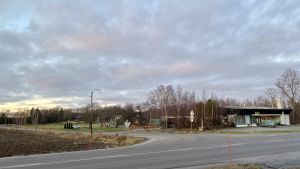 Sundom har en klart lantlig prägel. Korsningen av Sundomvägen och Kronviksvägen.