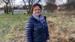 Marit Nilsson-Väre (sfp) är ordförqande för Sundom områdeskommitte. Dam poserrar i buskage.