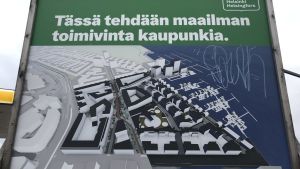 Informationstavla över invidliggande Nätholmens byggplaner. Nätholmens byggplaner på skylt