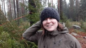 Siv Vesterlund-Karlsson betonar att det alltid är skogsägarens ansvar hur skogen förvaltas. Siv Vesterlund-Karlsson i skogen.