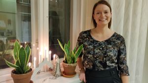 Projektkoordinator Malin Lindholm tror att en del invånare har lärt sig göra hållbara val tack vare året med coronarestriktioner. Kvinna som står intill fönster.