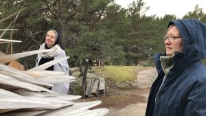 Sandra Nyberg och Pia Rousku har tillsammans med andra konstnärer skapat Barfotastigen i Österretais i Korpo. Sandra Nyberg och Pia Rousku beundrar ett konstverk på Barfotastigen i Korpo