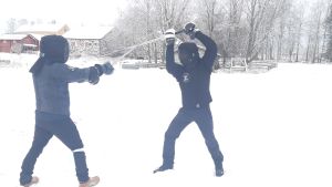 Svärdkonsten har blivit populärare och utövare delar via nätet flitigt med sig av sin kunskap. Två personer som fäktas.