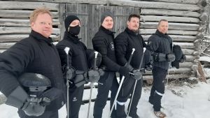 Zoltán Nemes (andra från vänster) och bredvid honom Sebastian Wilhelmsson är de som tog grenen till Jakobstad för ett par år sedan. På bilden också Kurt Tyni, Joakim Hokkanen och Kristian Ekstrand. Fem män i svarta dräkter och med svärd utanför lada.