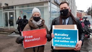 Eva Biaudet deltog i dagens demonstration, här tillsammans med Pavel Petrov. Eva Biaudet och Pavel Petrov deltog i demonstrationen för att stöda den fängslade ryska politikern Navalnyj.