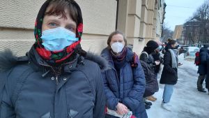 Milena Parland och Mikaela Hasan utanför ryska ambassaden i Helsingfors. Milena Parland och Mikaela Hasan deltog i en demonstration för att ge stöd åt den fängslade ryska politikern Navalnyj.