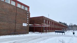 Kotka Svenska Barnträdgård flyttade in i Savotta-huset i januari. Stort tegelhus i vintrig vy.