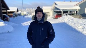 Nils-Johan Englund är ombudsman för Finlands svenska socialdemokrater. Påbyltad man fryser på väg i bostadsområde.