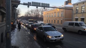 Bilkön sträckte sig från Tavastgatan till mitten av Aningaisgatan. Bilden tagen klockan 17. Trafikstockning vid Nylandsgatan