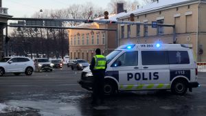 Polisen stängde av en körfil och dirigerade trafiken till alternativa rutter. Trafikstockning vid Nylandsgatan