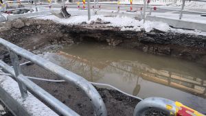 Läckans ursprung kom från ett vägarbete på Nylandsgatans högsta punkt. Vattenskada på Nylandsgatan