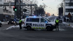 Nylandsgatan var avstängd i riktningen mot S:t Karins. Polisen har stängt av en körfil