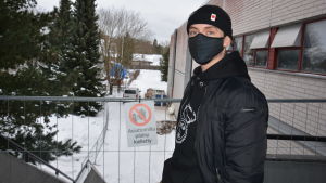 Alex Henriksson tror inte att Axxells elever tar emot gymnasieeleverna med öppna armar. Ung man vid en byggarbetsplats vid en skola.