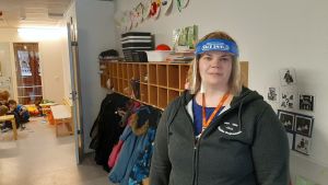 Tf föreståndare Lisa Ström på Svenska daghemmet i Karleby säger att en tvååring kanske kan veta på vilket daghem hen går, men det är inget man kan förlita sig på. Kvinna i tambur.
