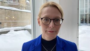 Urika Krook, universitetslärare vid Svenska social- och kommunalhögskolan, påtalar brister i rättsskyddet. Ulrika Krook, jursit och universitetslärare poserar i en blå kavaj vid Svenska social- och kommunalhögskolan. Det är vinter utanför fönstren, hon ser bestämd ut.