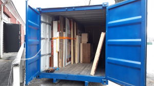 Utställningsmaterialet kommer att förvaras i en container tills man vet vad som ska ske med föremålen. Ekenäs naturum flyttar ut sina föremål i en blå kontainer.