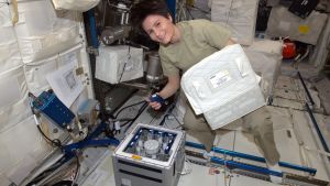 På Internationella rymdstationen används Sabatier-reaktionen till att tillverka vatten av koldioxiden som astronauterna andas ut. Samma process kunde användas till att tillverka bränsle på Mars. ESA:s astronaut Samantha Cristoforetti på Internationella rymdstationen.