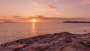 Solnedgång på ön Jurmo. Visit Pargas vill visa att det finns många fina platser att besöka i Pargas året om. Solnedgång vid ön Jurmo i Korpo.