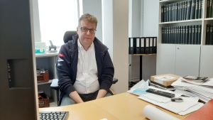 Enligt bildningsdirektör Rolf Sundqvist är tanken att sommarskolan ska vara både för handplockade elever och för elever som anmält sitt intresse. Man i kontor