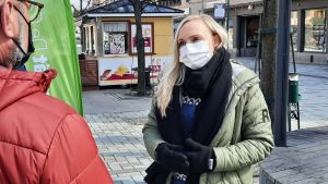 Inrikesminister Maria Ohisalo (Gröna) träffade väljare i Jakobstad på fredagen. Inrikesminister Maria Ohisalo står på gågatan i Jakobstad.