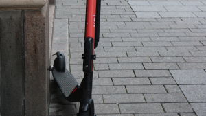 Olyckor där elsparkcyklar är inblandade börjar bli en vardaglig syn på jouren på Tölö sjukhus. En elsparkcykel av märket Voi står parkerad ute på stan.