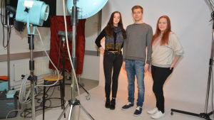 Ronja Forsström, John-Sebastian Wikström och Katarina Nyholm tog bilder av dem som undrar var deras kläder är tillverkade. Ronja Forsström, John-Sebastian Wikström och Kristina Nyholm på fotolinjen vid Västra Nylands folkhögskola.