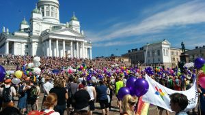 Senatstorget vimlar av pridedeltagare pch ballonger i olika färger under Helsingfors pride 2016.