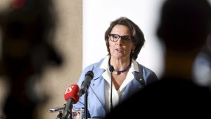 Trafikminister Anne Berner. (C) Anne Berner framför publik och mikrofoner på presskonferensen.