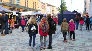 Höstmarknad på gågatan i Jakobstad, i folkmun Jeppis. Arkivbild. Höstmarknad