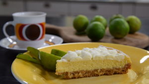Bottnen görs till exempel på torrt bröd, kex och salta pinnar. En bit av limepaj på ett fat i ett kök