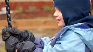 Dennis, 5 år, är Carita Karlssons dagisbarn. Han säger att hon är snäll. Dennis 5 år gungar