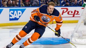 21-årige Connor McDavid får en rejäl löneförhöjning. Connor McDavid i farten.