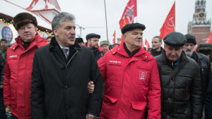 Pavel Grudinin och Gennadij Ziuganov (th) på Röda torget i Moskva Pavel Grudinin och Gennadij Ziuganov på Röda torget i Moskva