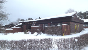 Så här såg radhuslängan ut den 13 februari. Den radhuslänga som förstördes i en brand på Gumnäsvägen i Pojo i januari 2018 är insnöad.