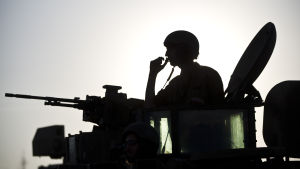 Att dö för något är att ha något att leva för? Silhouett av en israelisk soldat som sticker upp ur en stridsvagn.