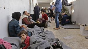 Civila syrier som evakuerats från rebellkontrollerade områden i östra Ghouta har hittat skydd i en skola i det regeringskontrollerade distriktet Adra utanför Damaskus. Civila syrier som evakuerats från rebellkontrollerade områden i östra Ghouta har hittat skydd i en skola i det regeringskontrollerade distriktet Adra utanför Damaskus.