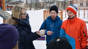 Maria Sjöblom från Normens skola i Nykarleby lär ut naturvetenskap via experiment på skolgården.